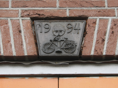 905838 Afbeelding van een kleine sluitsteen met de afbeelding een fiets en het jaartal '1994' boven de ingang van de ...